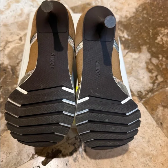 Sneex Slip-On Sneakers in Olive & Tan - Picture 8 of 9